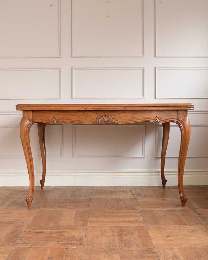 アンティークのテーブル アンティーク家具 3つサイズが楽しめるアンティーク家具、伸張式のダイニングテーブル。横から見てもステキやっぱり脚の曲線が美しい・・・みんなに自慢したくなる脚線美です。(j-2540-f)