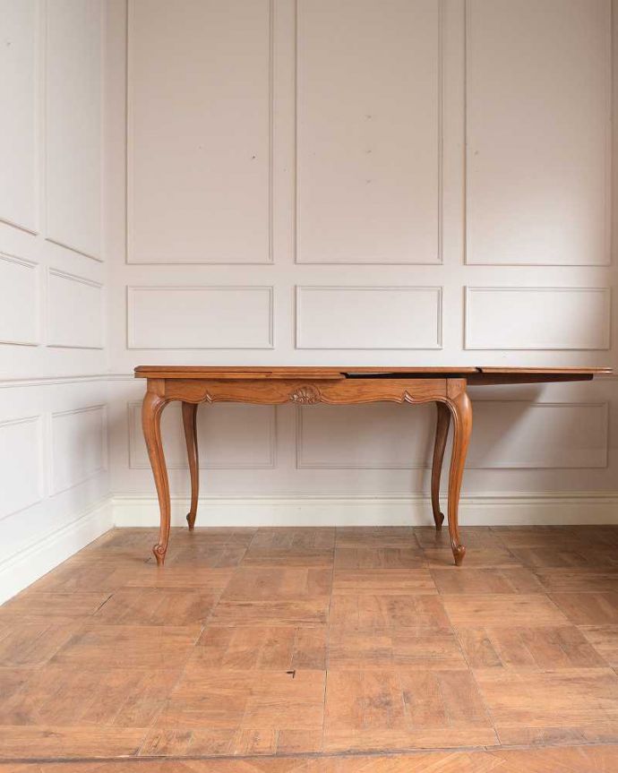 アンティークのテーブル アンティーク家具 3つサイズが楽しめるアンティーク家具、伸張式のダイニングテーブル。片方だけ開いても・・・人数に合わせて、3タイプで大きさを選べるので、片方だけ開くと、こんな感じです。(j-2540-f)