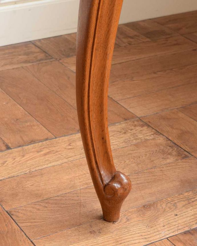 アンティークのテーブル アンティーク家具 3つサイズが楽しめるアンティーク家具、伸張式のダイニングテーブル。持ち上げなくても移動できます!Handleのアンティークは、脚の裏にフェルトキーパーをお付けしていますので、持ち上げなくても床を滑らせて移動させることが出来ます。(j-2540-f)