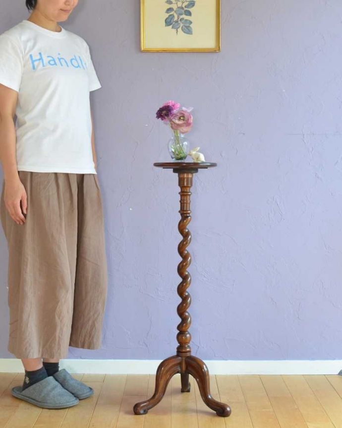プランツスタンド・ケーキスタンド　アンティーク家具　英国輸入の小さなアンティーク家具、ツイスト脚が美しいプランツスタンド。スラッと背が高く美しいプランツスタンドアンティーク家具の中でもさらに贅沢なアンティーク。(j-2541-f)