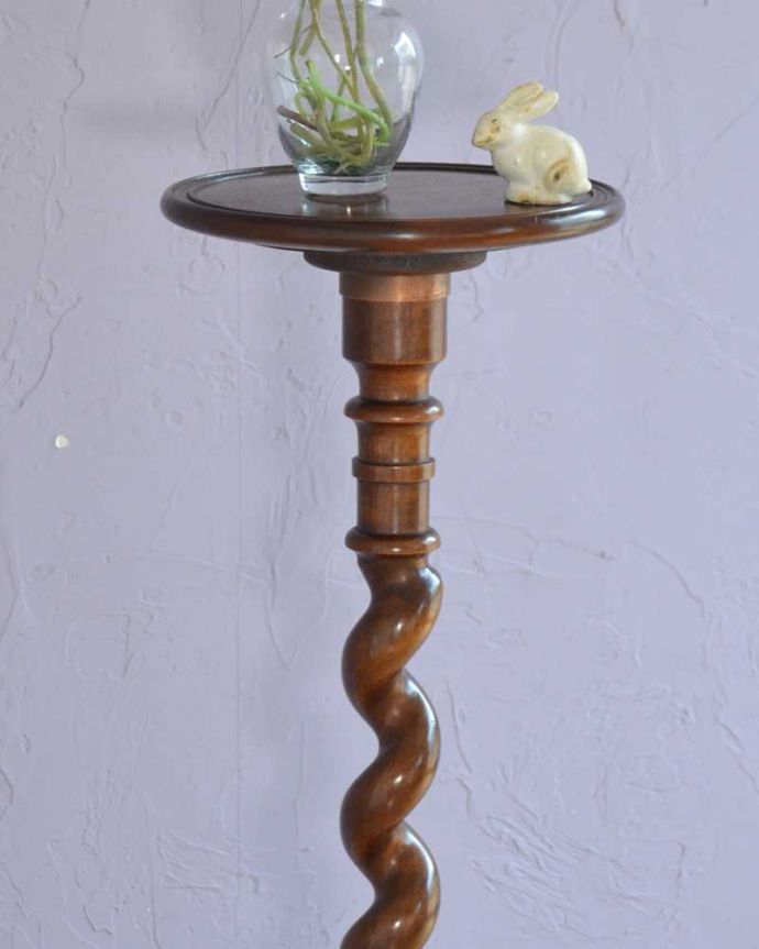 プランツスタンド・ケーキスタンド　アンティーク家具　英国輸入の小さなアンティーク家具、ツイスト脚が美しいプランツスタンド。小さくてもアンティークの気品タップリ美しい立ち姿は堂々として品格たっぷり。(j-2541-f)