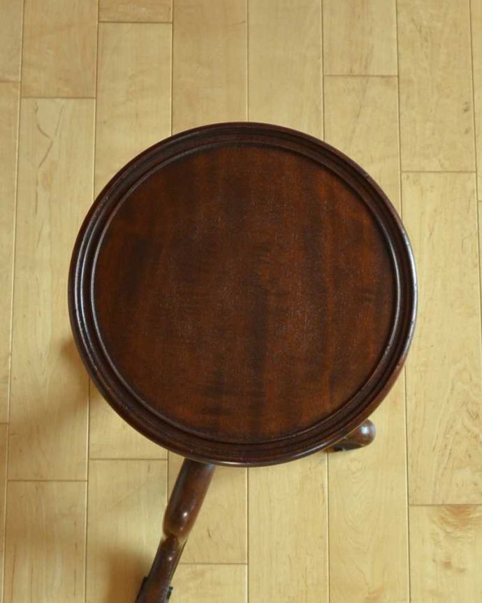 プランツスタンド・ケーキスタンド　アンティーク家具　英国輸入の小さなアンティーク家具、ツイスト脚が美しいプランツスタンド。上から見ると･･･天板の形はこんな感じです。(j-2541-f)