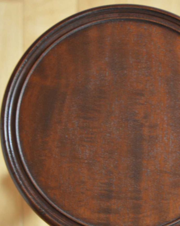 プランツスタンド・ケーキスタンド　アンティーク家具　英国輸入の小さなアンティーク家具、ツイスト脚が美しいプランツスタンド。近づいてみると…木目もキレイな天板。(j-2541-f)