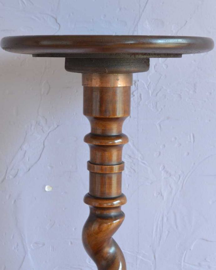 プランツスタンド・ケーキスタンド　アンティーク家具　英国輸入の小さなアンティーク家具、ツイスト脚が美しいプランツスタンド。うっとりする美しさアンティークだから手に入る美しい彫。(j-2541-f)