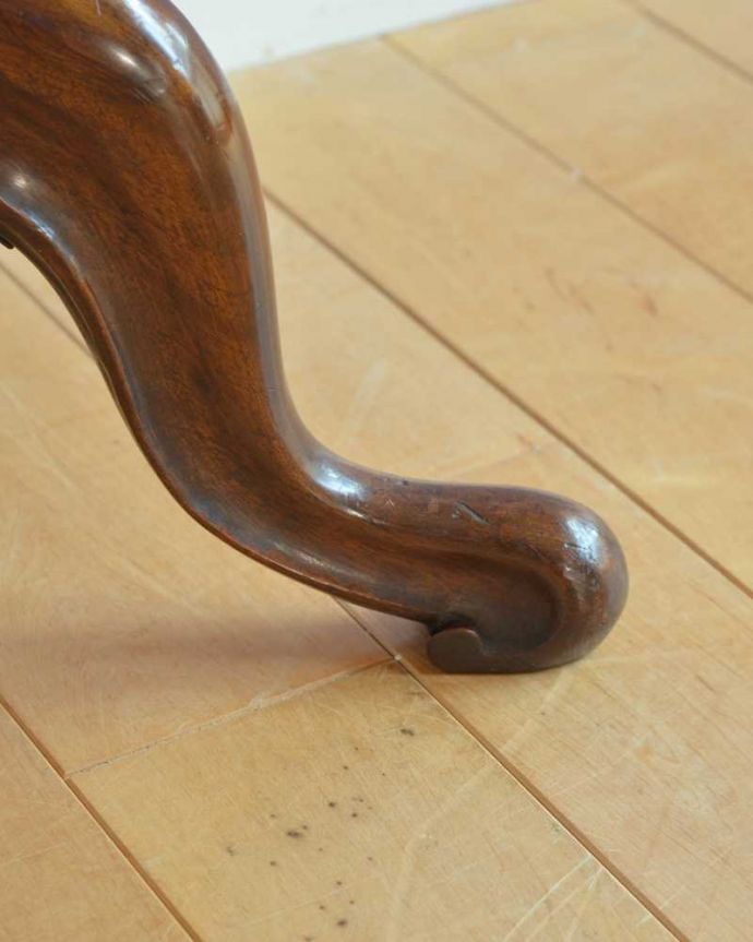 プランツスタンド・ケーキスタンド　アンティーク家具　英国輸入の小さなアンティーク家具、ツイスト脚が美しいプランツスタンド。持ち上げなくても移動できますHandleのアンティーク家具の脚の裏にはフェルトキーパーをお付けしているので、床を滑らせてラクに移動できます。(j-2541-f)