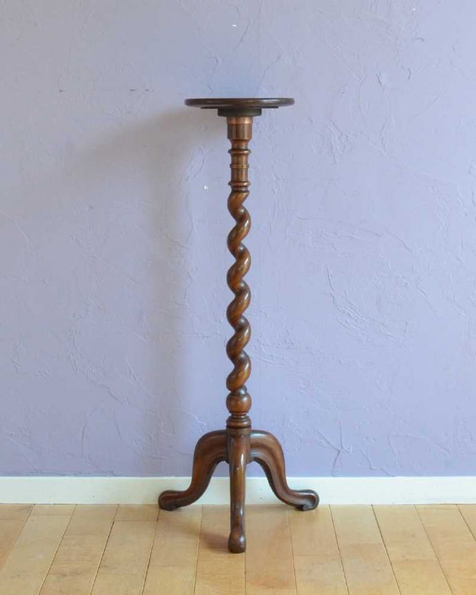 プランツスタンド・ケーキスタンド　アンティーク家具　英国輸入の小さなアンティーク家具、ツイスト脚が美しいプランツスタンド。横から見てもステキ角度を変えてみてみると、こんな感じです。(j-2541-f)