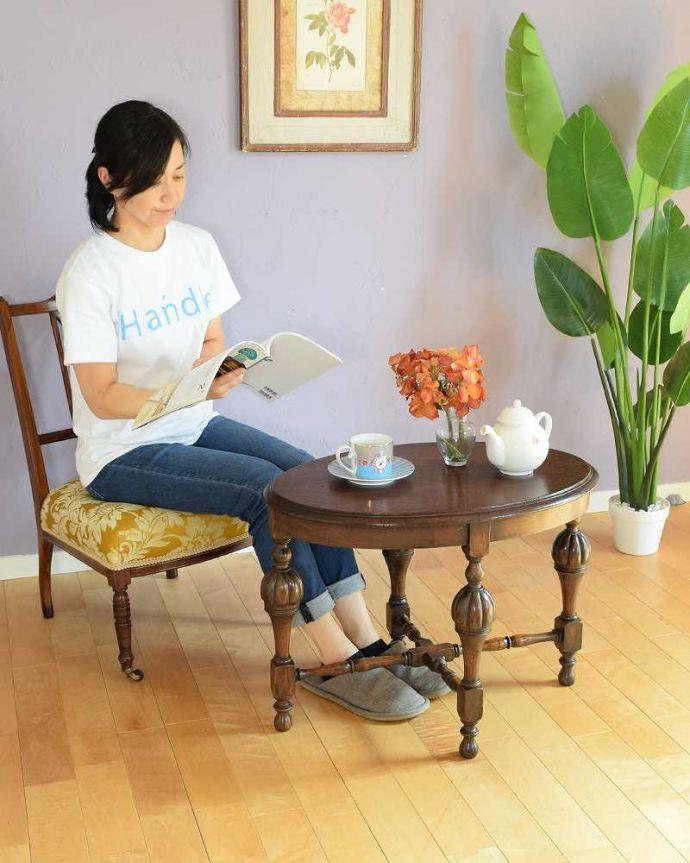 アンティークのテーブル　アンティーク家具　脚の飾りも美しいイギリスのアンティーク家具、どこにでも置ける小さいコーヒーテーブル。どんな場所にも似合う英国らしいコーヒーテーブル実用的に使える英国らしいアンティークのコーヒーテーブル。(j-2542-f)