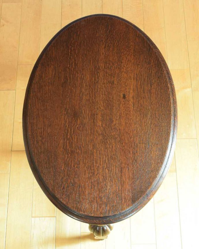 アンティークのテーブル　アンティーク家具　脚の飾りも美しいイギリスのアンティーク家具、どこにでも置ける小さいコーヒーテーブル。天板を上から見ると･･･コーヒーテーブルの天板は毎日使う場所だから、しっかり修復しました。(j-2542-f)