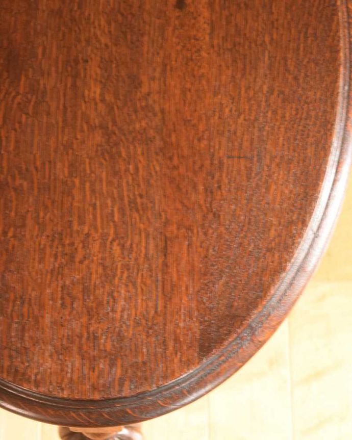 アンティークのテーブル　アンティーク家具　脚の飾りも美しいイギリスのアンティーク家具、どこにでも置ける小さいコーヒーテーブル。近づいて見てみると･･･アンティークはもちろん新品ではないので小さなキズや汚れはありますが、キレイにお直ししたので満足して頂ける自信があります！。(j-2542-f)