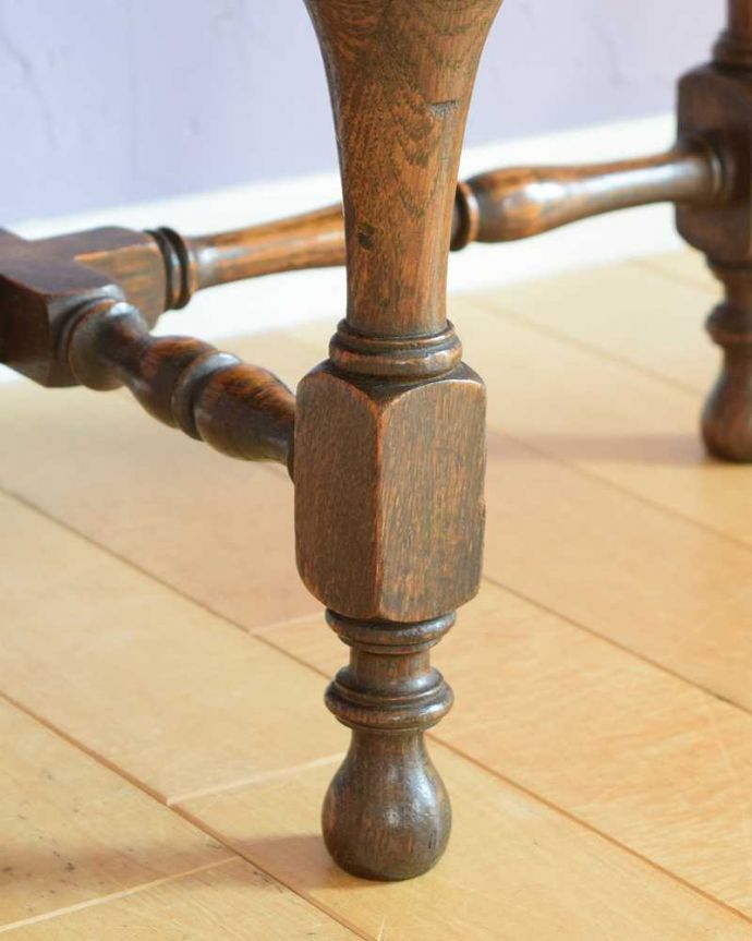 アンティークのテーブル　アンティーク家具　脚の飾りも美しいイギリスのアンティーク家具、どこにでも置ける小さいコーヒーテーブル。持ち上げなくても移動できます！Handleのアンティークは、脚の裏にフェルトキーパーをお付けしていますので、床を滑らせて簡単に移動する事が出来ます。(j-2542-f)