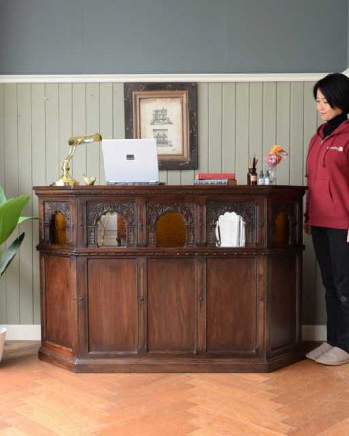 アンティークのキャビネット　アンティーク家具　お店にも、リビングにもカッコいい英国アンティークのバーカウンター。英国らしい落ち着いた雰囲気がカッコいい！ドッシリとした落ち着いた雰囲気のカウンターは誰が見ても憧れちゃうアイテム。(j-2543-f)