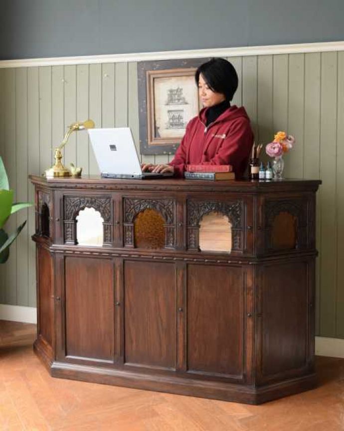 アンティークのキャビネット　アンティーク家具　お店にも、リビングにもカッコいい英国アンティークのバーカウンター。ここに立つだけで、英国パブ気分カッコよすぎるカウンターは、どんな使い方でもOK！ここに立っているだけで、なんだかイギリスにいる気分に酔いしれちゃうんです。(j-2543-f)