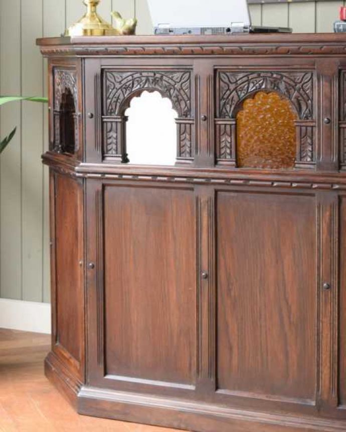 アンティークのキャビネット　アンティーク家具　お店にも、リビングにもカッコいい英国アンティークのバーカウンター。高級感のある英国らしい彫がカッコいい！英国アンティークらしい彫の美しさが一番の魅力。(j-2543-f)