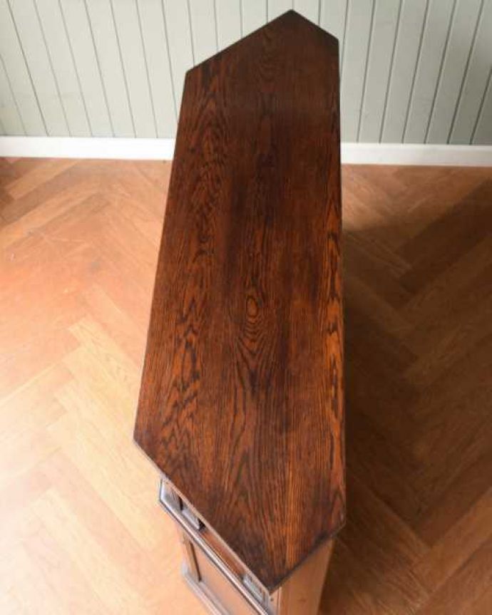 アンティークのキャビネット　アンティーク家具　お店にも、リビングにもカッコいい英国アンティークのバーカウンター。天板を見てみると･･･上から見ると家具はこんな形です。(j-2543-f)