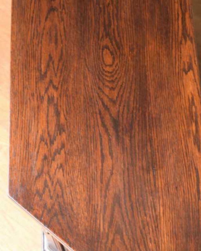 アンティークのキャビネット　アンティーク家具　お店にも、リビングにもカッコいい英国アンティークのバーカウンター。近づいて見てみると･･･時間と手間暇を掛けて職人が丁寧にお直しした天板。(j-2543-f)