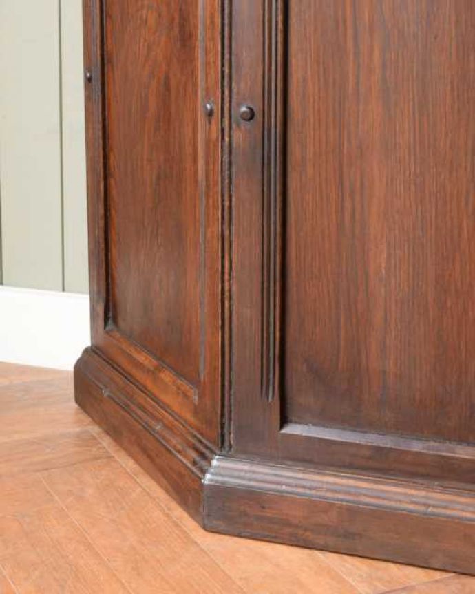 アンティークのキャビネット　アンティーク家具　お店にも、リビングにもカッコいい英国アンティークのバーカウンター。女性１人でラクラク運べちゃうんですHandleのアンティークは、脚の裏にフェルトキーパーをお付けしています。(j-2543-f)