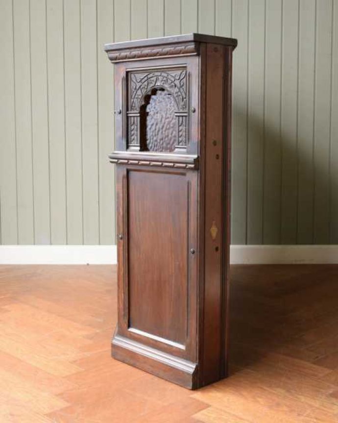 アンティークのキャビネット　アンティーク家具　お店にも、リビングにもカッコいい英国アンティークのバーカウンター。360度、どこから見てもキレイ両面使える家具なので、グルッと360度、どこから見られても素敵な自信があります。(j-2543-f)