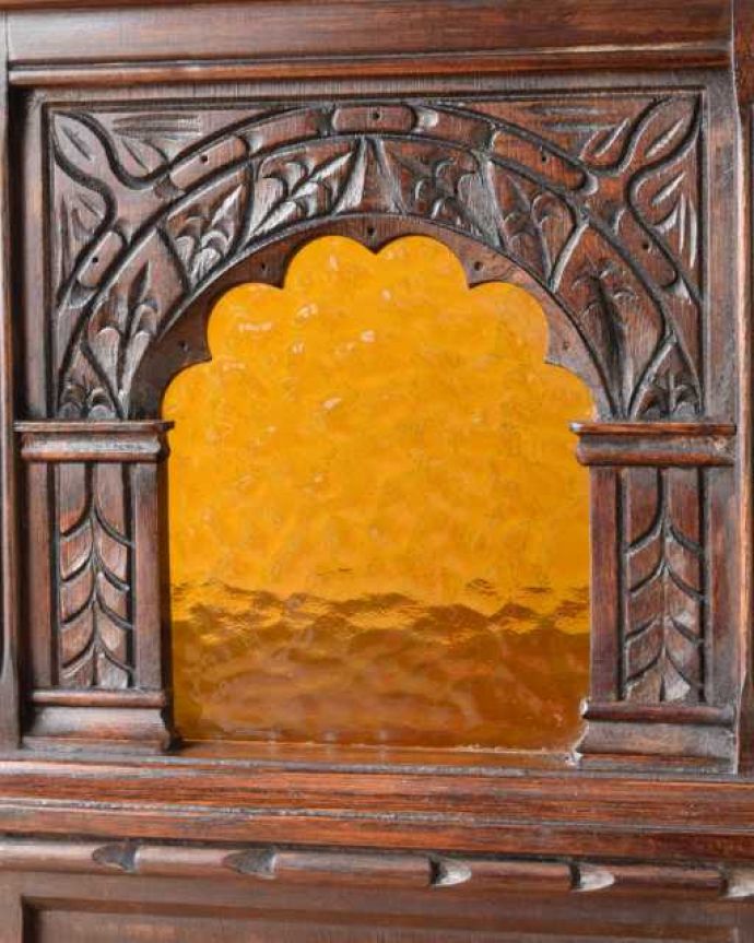 アンティークのキャビネット　アンティーク家具　お店にも、リビングにもカッコいい英国アンティークのバーカウンター。惚れ惚れしちゃう美しさこんなに堅い無垢材に一体どうやって彫ったんだろう？と不思議になるくらい細かい彫にうっとりです。(j-2543-f)