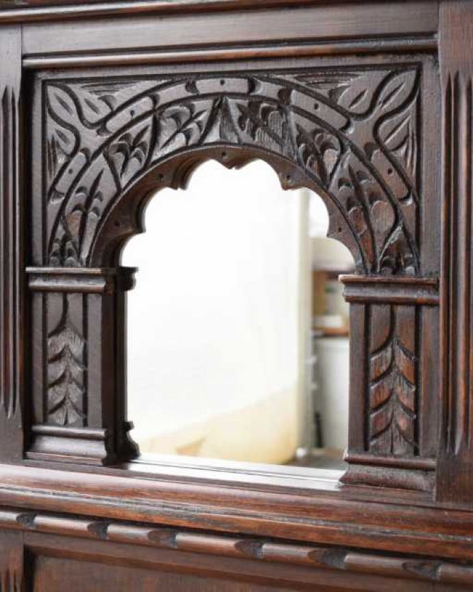 アンティークのキャビネット　アンティーク家具　お店にも、リビングにもカッコいい英国アンティークのバーカウンター。いろんな場所にこだわり彫のデザインもいろいろです。(j-2543-f)