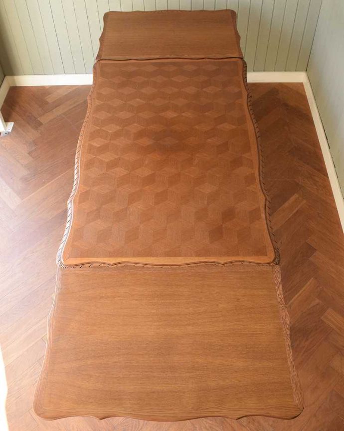 アンティークのテーブル アンティーク家具 フランス輸入の美しいアンティーク家具、ドローリーフテーブル(伸張式ダイニングテーブル)。大きく広げてみると・・・両方のリーフを開くと、たっぷり使える天板の広さ。(j-2544-f)