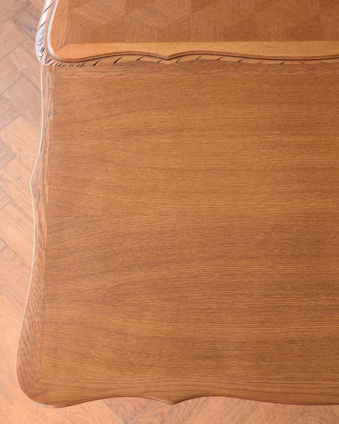 アンティークのテーブル アンティーク家具 フランス輸入の美しいアンティーク家具、ドローリーフテーブル(伸張式ダイニングテーブル)。近づいて見てみると、さらに美しい天板の模様天板の模様だけでもステキに見えちゃうフランスらしいテーブルを使えば、毎日の食事の時間がなんだかスペシャルになります。(j-2544-f)