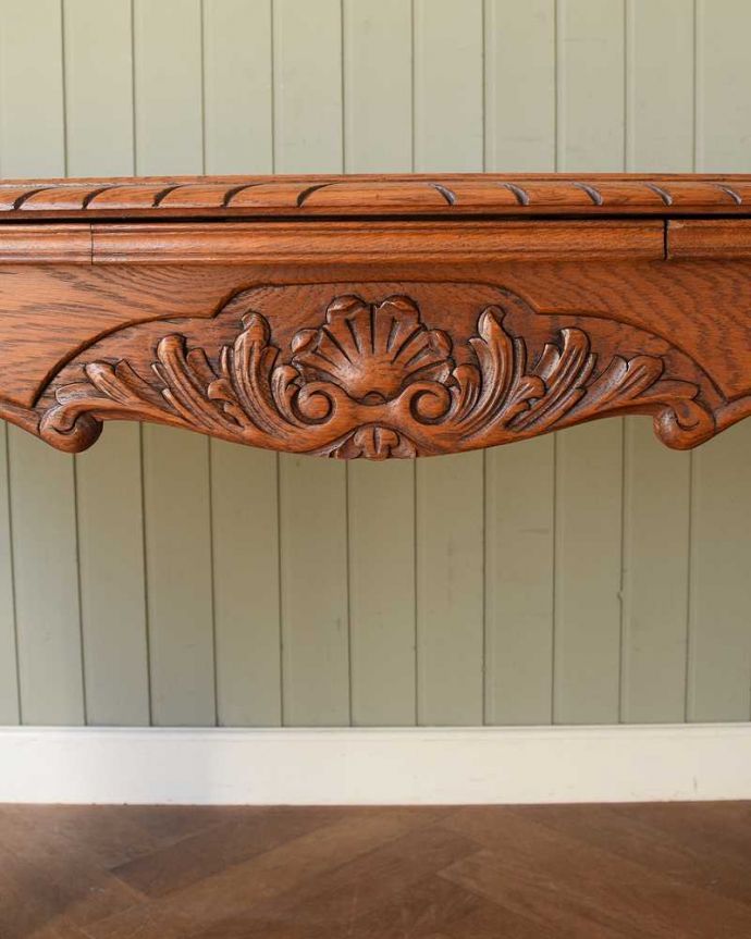 アンティークのテーブル アンティーク家具 フランス輸入の美しいアンティーク家具、ドローリーフテーブル(伸張式ダイニングテーブル)。フランスらしい彫りフランスらしさの象徴とも言える、優雅な彫りの装飾。(j-2544-f)