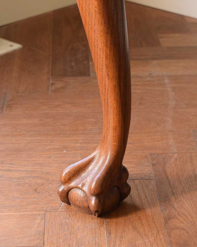 アンティークのテーブル アンティーク家具 フランス輸入の美しいアンティーク家具、ドローリーフテーブル(伸張式ダイニングテーブル)。持ち上げなくても移動できます!Handleのアンティークは、脚の裏にフェルトキーパーをお付けしていますので、持ち上げなくても床を滑らせて移動させることが出来ます。(j-2544-f)