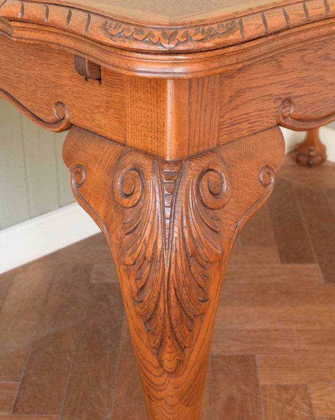 アンティークのテーブル アンティーク家具 フランス輸入の美しいアンティーク家具、ドローリーフテーブル(伸張式ダイニングテーブル)。いろんな場所にこだわり彫のデザインもいろいろです。(j-2544-f)