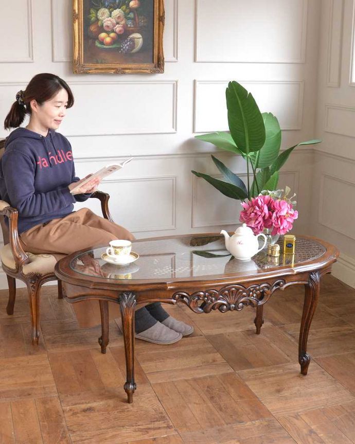 アンティークのテーブル アンティーク家具 編み目が美しいガラス天板、フランス輸入のアンティークコーヒーテーブル。優雅な時間が過ごせるフランスらしさフランスらしい美しい脚のコーヒーテーブルは、見た目はもちろんここで過ごす時間も優雅にしてくれます。(j-2545-f)