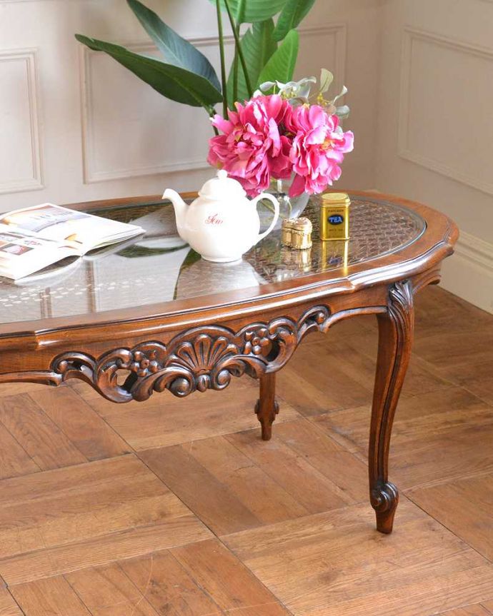 アンティークのテーブル アンティーク家具 編み目が美しいガラス天板、フランス輸入のアンティークコーヒーテーブル。やっぱり自慢はこの脚線美フランスらしい猫脚を見るだけでなんだか満足しちゃう美しさ。(j-2545-f)