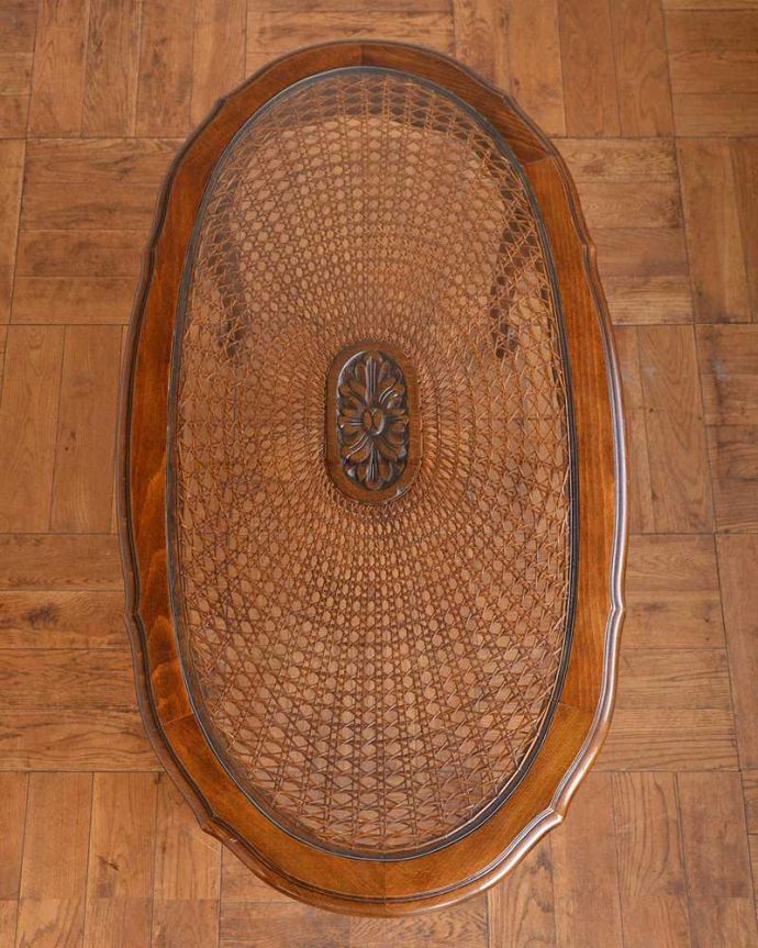 アンティークのテーブル アンティーク家具 編み目が美しいガラス天板、フランス輸入のアンティークコーヒーテーブル。美しすぎる編み込みの模様にうっとり手編みで編んである細かい模様。(j-2545-f)