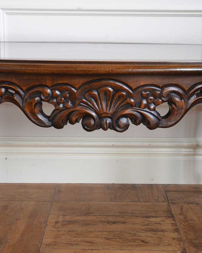 アンティークのテーブル アンティーク家具 編み目が美しいガラス天板、フランス輸入のアンティークコーヒーテーブル。美しい彫にもうっとり…さりげなく施された彫。(j-2545-f)