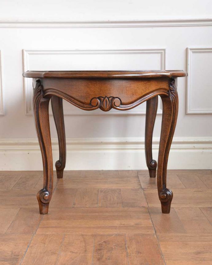 アンティークのテーブル アンティーク家具 編み目が美しいガラス天板、フランス輸入のアンティークコーヒーテーブル。横から見てもステキ真横から見るとこんな感じに見えます。(j-2545-f)