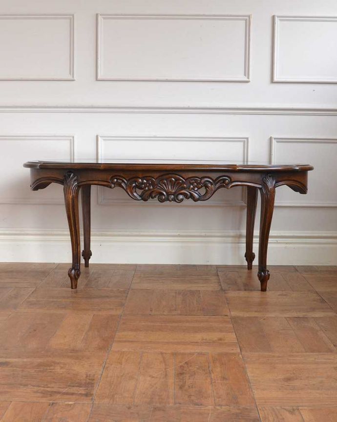 アンティークのテーブル アンティーク家具 編み目が美しいガラス天板、フランス輸入のアンティークコーヒーテーブル。こちら側も、もちろんキレイです!アンティークは新品ではないので、もちろん経年変化によるキズはありますが、専門の職人がきちんと修復したので360度、どこから見てもキレイです。(j-2545-f)