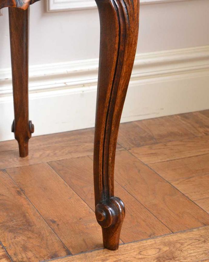 アンティークのテーブル アンティーク家具 編み目が美しいガラス天板、フランス輸入のアンティークコーヒーテーブル。持ち上げなくても運べますHandleのアンティークは、脚の裏にフェルトキーパーをお付けしていますので、床を滑らせてカンタンに動かせます。(j-2545-f)