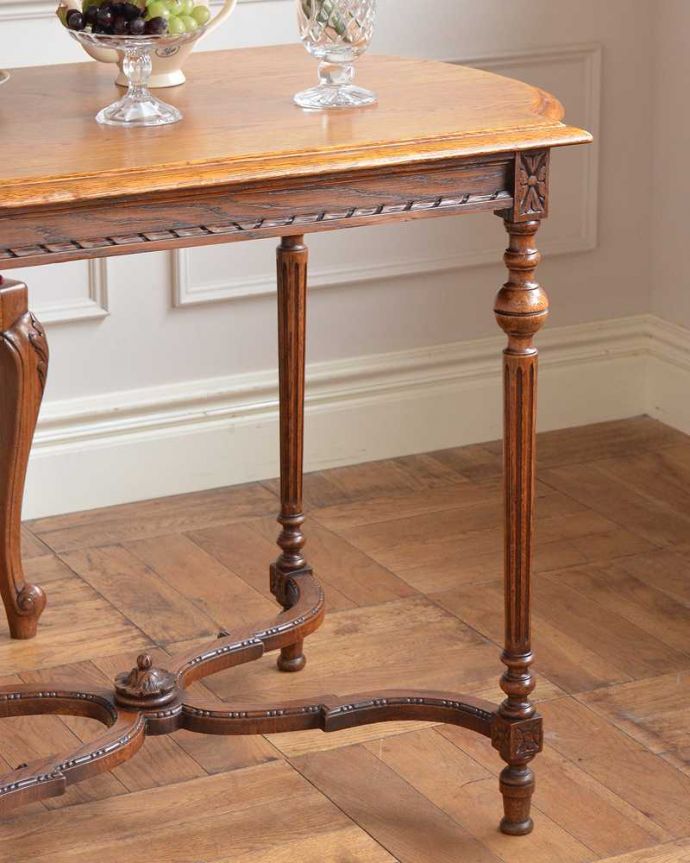 アンティークのテーブル アンティーク家具 優雅なティータイムを演出するフランスのアンティーク家具、美しいオケージョナルテーブル。上品で優雅なアンティーク凛とした雰囲気が漂うアンティークらしい立ち姿のテーブル。(j-2546-f)