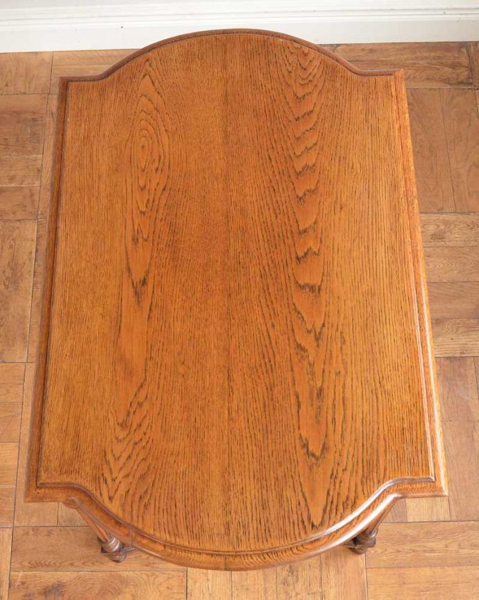 アンティークのテーブル アンティーク家具 優雅なティータイムを演出するフランスのアンティーク家具、美しいオケージョナルテーブル。天板の形を見てみると・・・テーブルの形を上から見ると、こんな感じです。(j-2546-f)