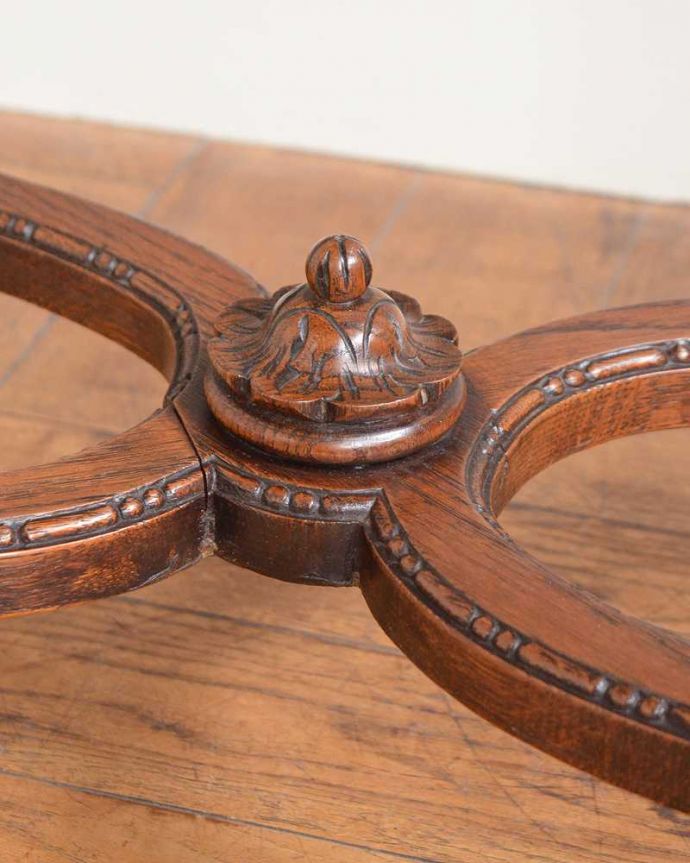 アンティークのテーブル アンティーク家具 優雅なティータイムを演出するフランスのアンティーク家具、美しいオケージョナルテーブル。フランスらしい彫りフランスらしさの象徴とも言える、優雅な彫りの装飾。(j-2546-f)