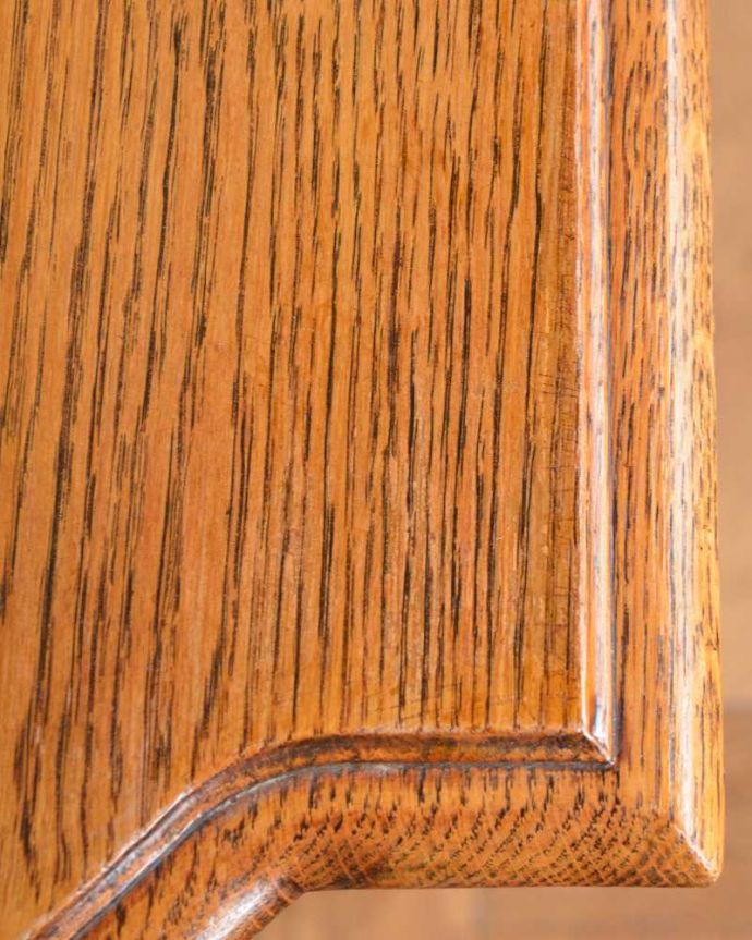 アンティークのテーブル アンティーク家具 優雅なティータイムを演出するフランスのアンティーク家具、美しいオケージョナルテーブル。天板を近づいてみると…アンティークだから手に入れることが出来る天板に使われている銘木の美しさにうっとりです。(j-2546-f)