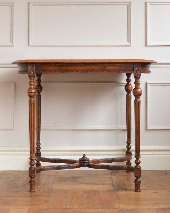 アンティークのテーブル アンティーク家具 優雅なティータイムを演出するフランスのアンティーク家具、美しいオケージョナルテーブル。こちら側も、もちろんキレイです!アンティークは新品ではないので、もちろん経年変化によるキズはありますが、専門の職人がキレイにお直しをしているので、どの角度から見てもキレイです。(j-2546-f)
