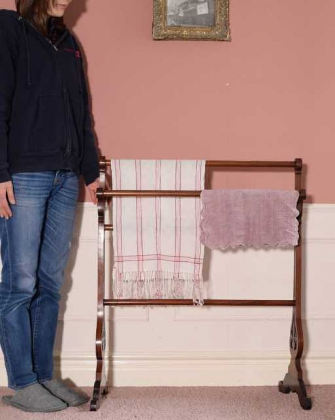 タオルハンガー アンティーク家具 脚の装飾が美しい英国のアンティーク、木製のタオルハンガー。いろんな場所でいろんな用途で使えるアンティーク普通だったら隠したくなるタオル掛けも、みんなに見せたくなるくらいオシャレなんです。(j-2547-f)