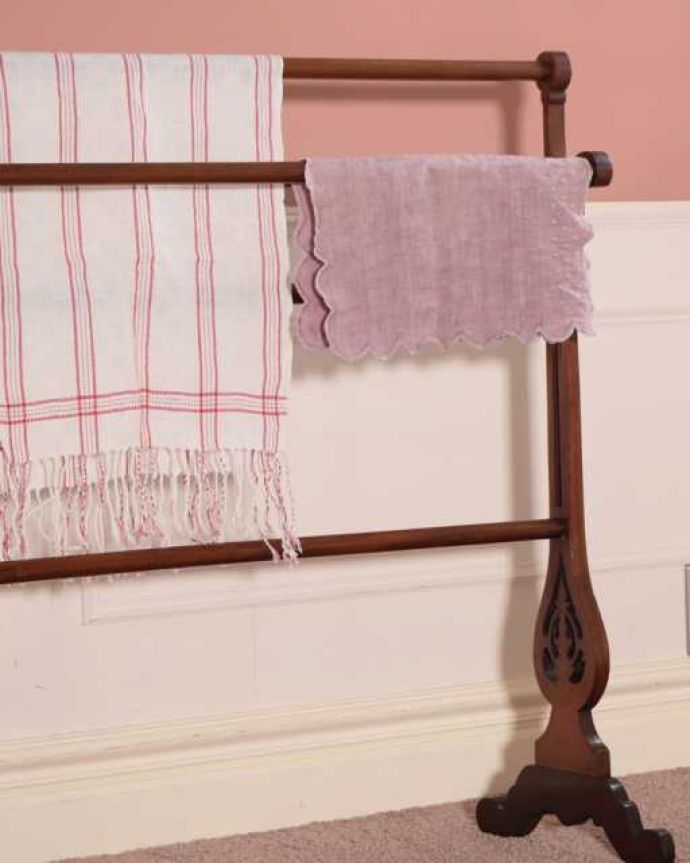 タオルハンガー アンティーク家具 脚の装飾が美しい英国のアンティーク、木製のタオルハンガー。英国アンティークらしい美しい装飾実用的に使えて眺めて美しいタオルハンガーです。(j-2547-f)