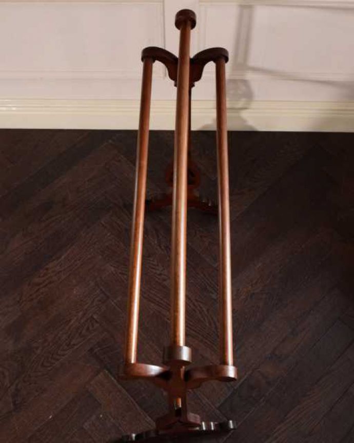 タオルハンガー アンティーク家具 脚の装飾が美しい英国のアンティーク、木製のタオルハンガー。上から見てみると、こんな感じ分かりやすく上から見てみると全部でバーが5本付いています。(j-2547-f)