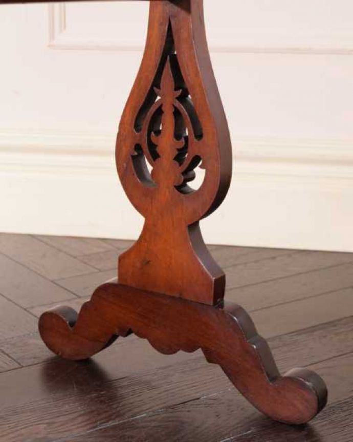 タオルハンガー アンティーク家具 脚の装飾が美しい英国のアンティーク、木製のタオルハンガー。引きずっても大丈夫Handleではアンティーク家具の脚の裏にフェルトキーパーをお付けして、床を引きずってもキズが付きにくいようにしています。(j-2547-f)