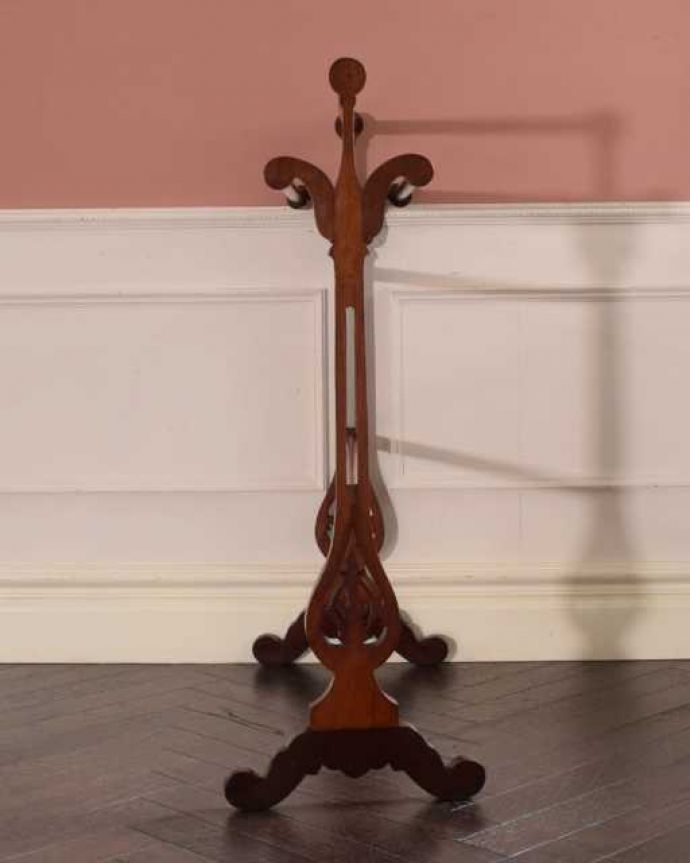 タオルハンガー アンティーク家具 脚の装飾が美しい英国のアンティーク、木製のタオルハンガー。横から見ても可愛いんです。(j-2547-f)