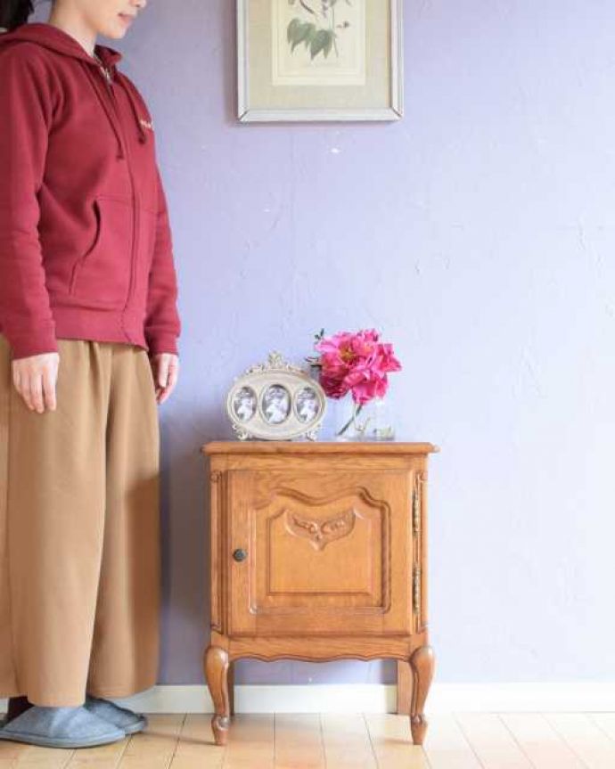 アンティークのキャビネット　アンティーク家具　小さなフレンスのアンティーク家具、美しい彫りのサイドキャビネット(ナイトテーブル)。フランスらしさがギュッと詰まっていますコンパクトなサイズなのにフランスらしく優雅な雰囲気がたっぷり詰まったキャビネット。(j-2548-f)