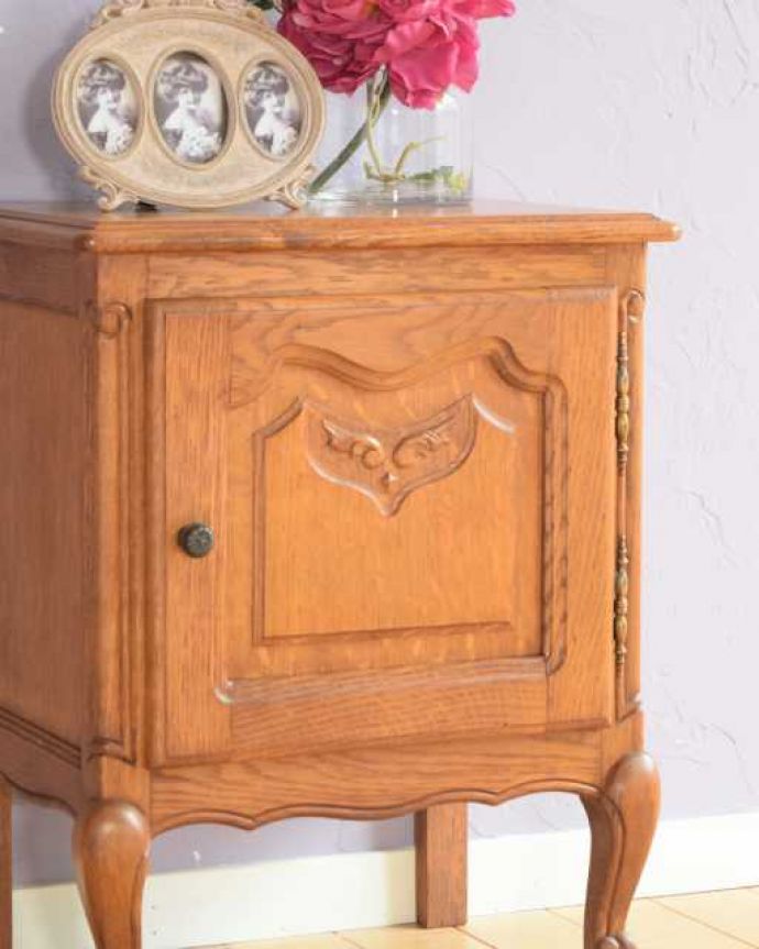 アンティークのキャビネット　アンティーク家具　小さなフレンスのアンティーク家具、美しい彫りのサイドキャビネット(ナイトテーブル)。どこにでも置けるサイズが魅力ベッドやソファの横など、どこにでも置けるコンパクトさ。(j-2548-f)