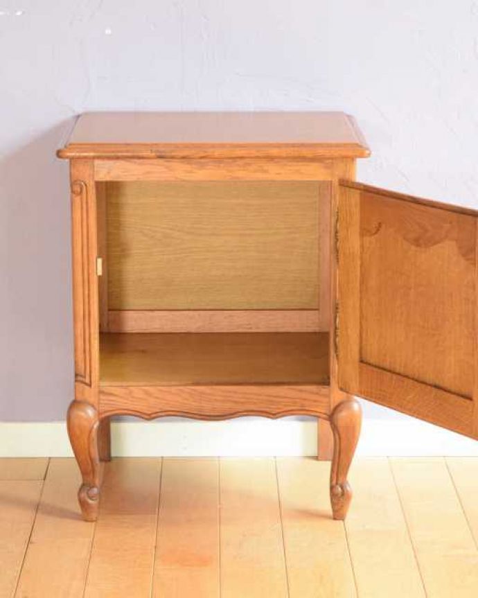 アンティークのキャビネット　アンティーク家具　小さなフレンスのアンティーク家具、美しい彫りのサイドキャビネット(ナイトテーブル)。扉を開けて中を見ると･･･専門の職人が仕上げたので中もキレイです。(j-2548-f)