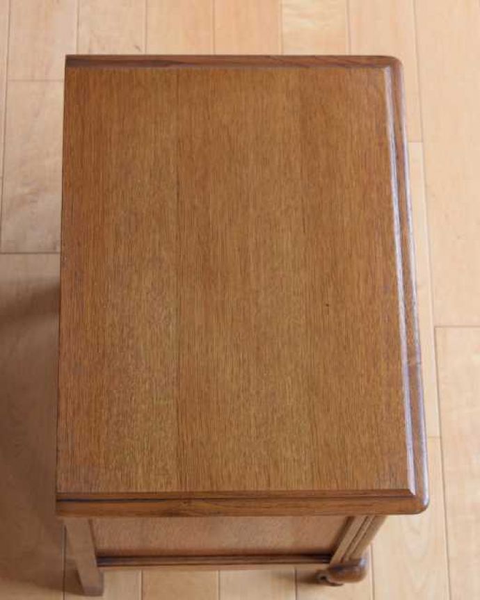 アンティークのキャビネット　アンティーク家具　小さなフレンスのアンティーク家具、美しい彫りのサイドキャビネット(ナイトテーブル)。上から見てみると･･･修復の際、天板の塗装もキレイに仕上げました。(j-2548-f)