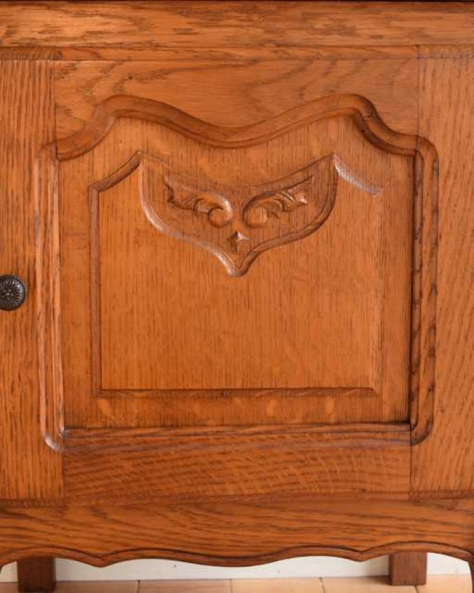 アンティークのキャビネット　アンティーク家具　小さなフレンスのアンティーク家具、美しい彫りのサイドキャビネット(ナイトテーブル)。惚れ惚れしちゃう美しさこんなに堅い無垢材に一体どうやって彫ったんだろう？と不思議になるくらい細かい彫にうっとりです。(j-2548-f)